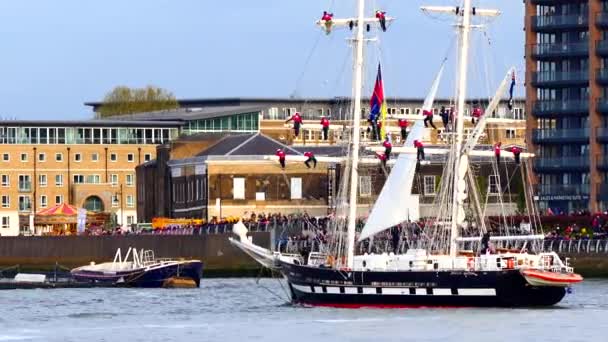 Woolwich Londres Pessoas Nas Margens Rio Tâmisa Cumprimentando Tripulantes Navios — Vídeo de Stock