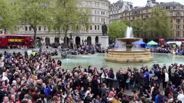 London England Egyesült Királyság Április 2017 Emberek Tömegei Nézik Tapsolnak — Stock videók