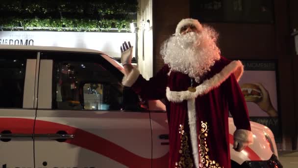 London United Kingdom Circa November 2020 Santa Claus Raising Hand — Stock Video