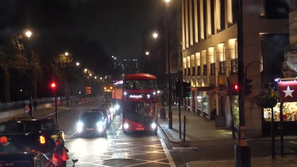 ロンドン イギリス Circa 2020年11月 バスの後部窓を振り返ると 交通信号で停止し 夜はロンドンピカデリー通り 左側の緑の公園の景色 — ストック動画
