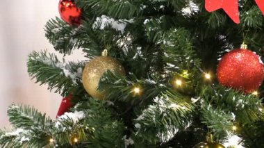 Noel ağacının kar, mücevherler, kabarcıklar ve yanıp sönen ışıklarla süslenmiş bir kısmını kapat..