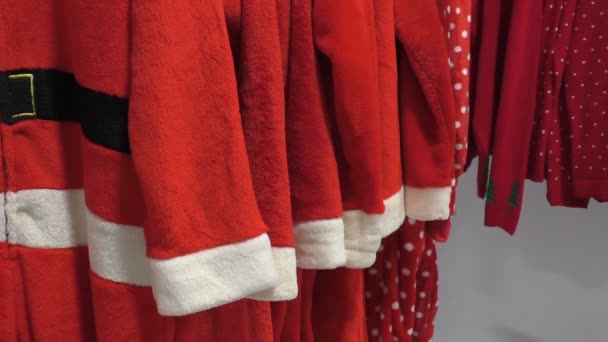 Rode Kleur Kerstman Gewaden Kostuums Opknoping Rek Winkel — Stockvideo