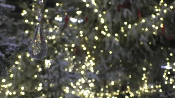 Φτιαγμένο Από Γυαλί Χριστουγεννιάτικο Στολίδι Αιωρείται Φωτίζεται Θολή Φόντο Χριστουγεννιάτικο — Αρχείο Βίντεο
