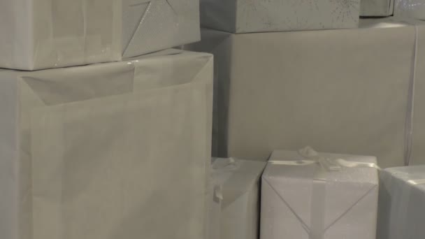 Большая Куча Коробок Подарками Завернутых Блестящую Белую Бумагу Украшенной Елкой — стоковое видео