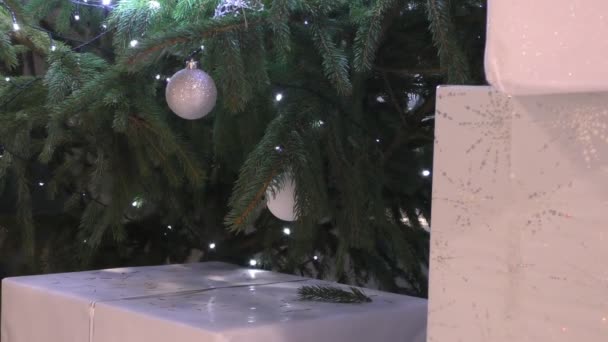 Luces Parpadeando Árbol Navidad Regalos Envueltos Papel Adorno Blanco — Vídeos de Stock