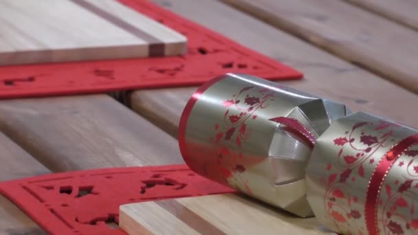 Ornate Rote Farbe Christmas Cracker Auf Holztisch Zoomen Schuss — Stockvideo