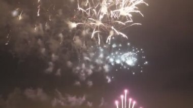 Gece Liverpool rıhtımında havai fişek gösterisi. Karanlık şehrin siluetine doğru eğil..