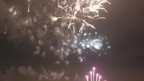 夜にはリバプールのウォーターフロントで新年の花火大会 暗い街のスカイラインに対して下のショットを傾ける — ストック動画