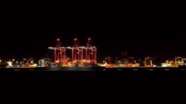 Port Liverpool 2 ve City Skyline 'ın ışıklandırılmış kırmızı vinçlerini çekiyoruz..
