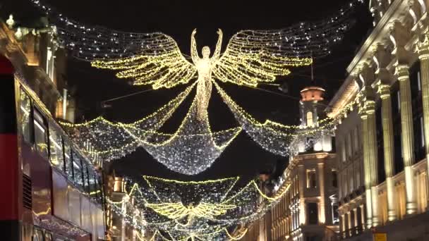 Anjo Natal Iluminado Cintilante Voando Acima Contra Céu Escuro Regent — Vídeo de Stock