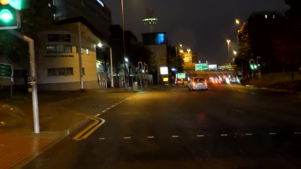 英国英格兰利沃波尔 2018年11月 在红绿灯前停下 晚上驾驶着利物浦市的Byrom街 开始下起毛毛毛雨 挡风玻璃擦拭雨滴 — 图库视频影像