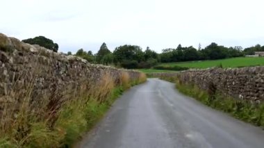 Arabanın ön camı, Holden köyü yakınlarındaki Lancashire 'da taş çitlerle çevrili kırsal yolda ilerliyor..