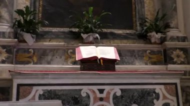 Hristiyan kilisesinde, açık İngilizce İncil kitabına zum yapıyorum..