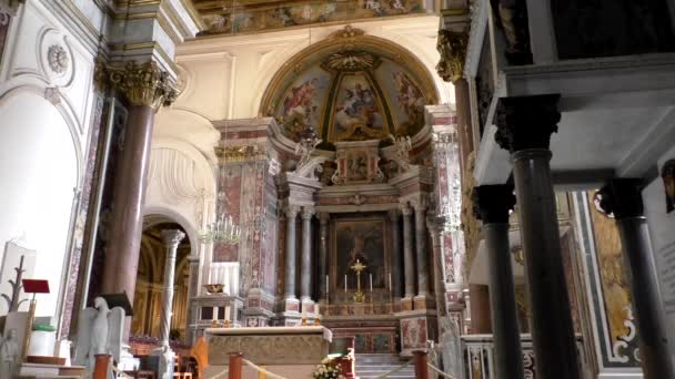 有名なアマルフィ大聖堂 教会の上と天井の前面と美しい宗教美術品の祭壇の内部を示す傾斜 — ストック動画