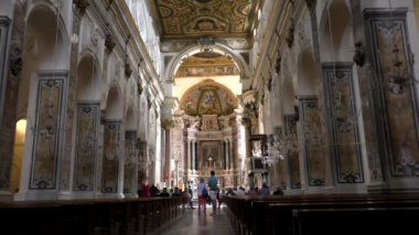 Kimliği belirsiz insanlar, Duomo di Amalfi 'yi ziyaret eden turistler, İtalya' nın güneyinde çok popüler bir turizm merkezinde ünlü Saint Andrew Katedrali.