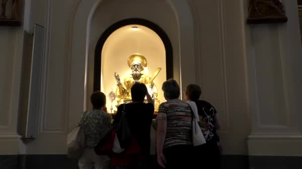 四个无法辨认的成熟女人在意大利教堂内看着使徒圣安德鲁雕像的后视镜 — 图库视频影像