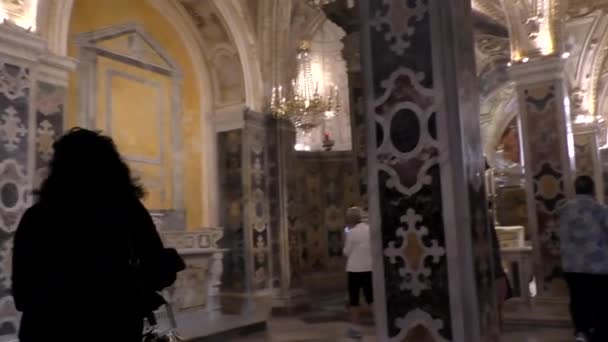 Amalfi Italy October 2016 手持相机拍摄人们 游客们欣赏阿马尔菲主教座堂的难以置信的装饰 那里保存着圣安德鲁教堂 耶稣的第一个门徒的遗物 里面一片漆黑 — 图库视频影像