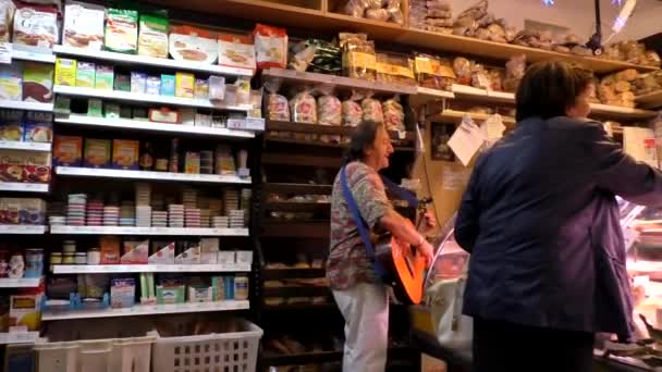 Amalfi Itálie Říjen 2016 Muž Hrající Akustickou Kytaru Zpívající Uvnitř — Stock video