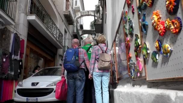 Amalfi Italy October 2016 People Giving Way Cars Narrow Shopping — 图库视频影像