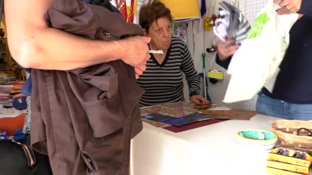 Femme Achetant Des Souvenirs Petite Boutique Amalfi Italie Vendeur Emballant — Video