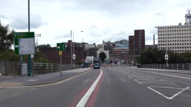 STOCKPORT, ENGLAND, UNITED KINGDOM - AUGust, 2017: Manchester, Stockport 'taki Debenhams kasabasının kuzeyindeki A6 Wellington Yolu' ndan geçen araba ön görüntüsü.