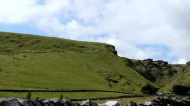 Winnats Geçidi 'nin araba tarafı, Derbyshire, İngiltere' de Peak District, Derbyshire 'da Old Mam Tor yolunda kireçtaşı geçidi..