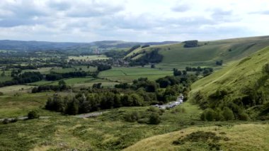 Peak District Ulusal Parkı, Hope Vadisi 'ndeki Castleton köyünün güzel panoramik manzarası çimento fabrikası baca dumanı arka planda görülüyor..