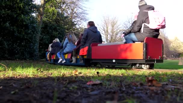 英格兰 切斯特 2022年1月 在城市公园乘坐微型火车的人和家庭的低视角视图 — 图库视频影像