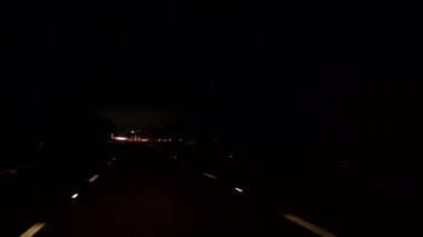M62 otoyolunda ya da İngiltere 'de karayolunda karanlıkta giderken yol kenarındaki acil durum telefon işaretini geç..