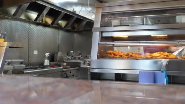 Paket servis veya paket servis tavuk dükkanının içerisinden biri ısıtmalı vitrinin arkasında çalışıyor..