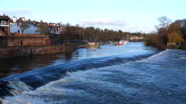 英国老城市切斯特冬季或秋季阳光明媚的景色下的迪尔河 — 图库视频影像