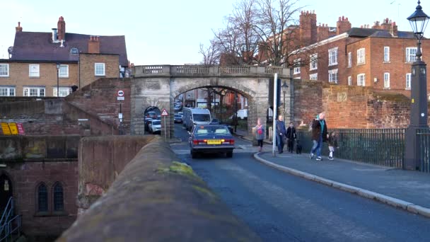 Chester Inglândia Reino Unido Janeiro 2022 Carros Dirigindo Turistas Caminhando — Vídeo de Stock