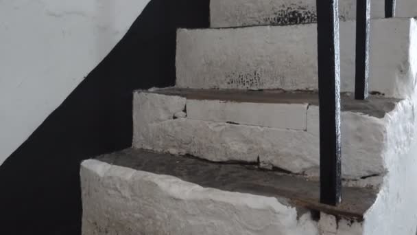 Beklimmen Van Witte Betonnen Trap Binnen Persoonlijk Perspectief Close Zicht — Stockvideo