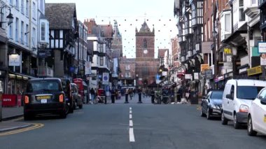 CHESTER, İngiltere, BİRLİK KINGDOM - HAZİRAN 2022: Chester Cross 'ta alışveriş yapan insanlar, şehrin tarihi şehir merkezi.