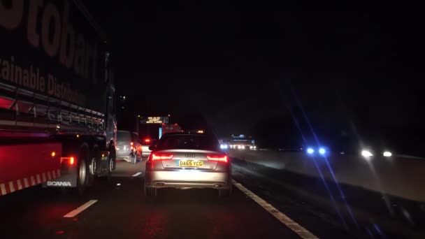 M62高速道路 イギリス イギリス 2022 夜にM62高速道路の遅いトラフィックに立ち往生 道路上のガントリー上のメッセージは M60エントリが事故のために閉鎖されたと言います — ストック動画
