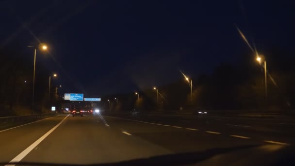 车头及仪表盘景观 夜间驾驶在A56公路上 由9号交汇处开出 并加入M6号高速公路 — 图库视频影像