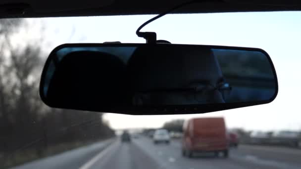 Blick Aus Dem Inneren Des Autos Fahrergesicht Rückspiegel Und Verschwommener — Stockvideo