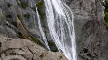 Galler 'de Aber Şelalesi' nin ortası. Soldan beyaz su kayalıklara doğru akıyor..