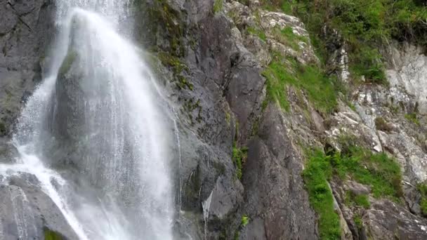 Vue Rapprochée Inclinaison Vers Bas Superbe Cascade Aber Falls Entourée — Video