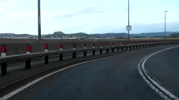 Unlesbare Verschwommene Markenlogos Und Nummernschilder Die Kurvenreiche Küstenstraße A55 Genannt — Stockvideo