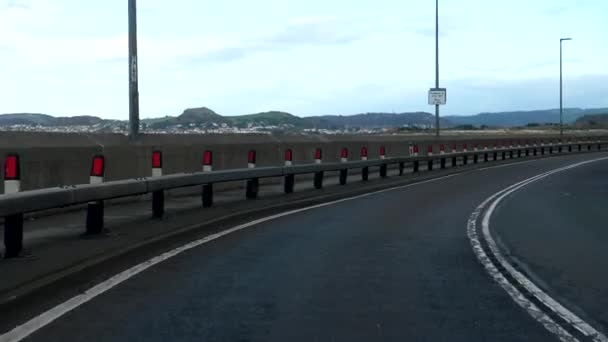 Unlesbare, verschwommene Markenlogos und Nummernschilder. Die kurvenreiche Küstenstraße A55, genannt North Wales Expressway mit Meerblick in der Nähe von Conwy, North Wales, Großbritannien.