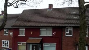 Salford City, Greater Manchester, North West England, İngiltere 'deki teraslı İngiliz kasaba evlerinin çift katlı otobüs yolcu penceresi görüntüsü..