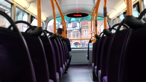 Uvnitř Horní Paluby Double Decker Bus Jízdy Hlavní Ulici Městě — Stock video