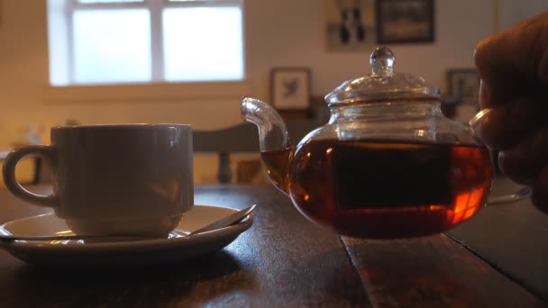 Primer Plano Levantamiento Mano Tetera Cristal Transparente Vintage Verter Taza — Vídeos de Stock