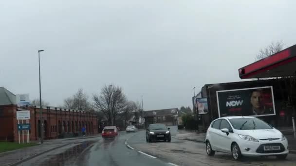 Salford Greater Manchester England United Kingdom Circa 2022年2月 車の視点 ガソリンスタンドやガソリンスタンドの前の雨の中で低ブラウントンクロムウェル道路でのPov運転正確には — ストック動画