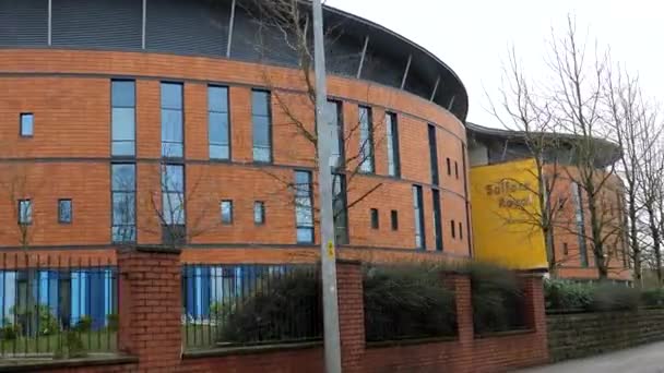 Moderno Edificio Forma Redonda Del Hospital Real Salford Vista Calle — Vídeo de stock