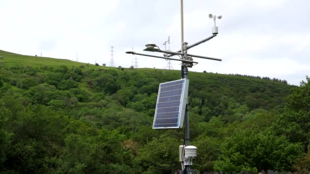 Copa Anemómetro Girando Estación Meteorológica Línea Energía Fondo Colina Parque — Vídeos de Stock