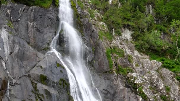 Όμορφη Διάσημο Τουριστικό Προορισμό Aber Falls Καταρράκτη Στη Βόρεια Ουαλία — Αρχείο Βίντεο