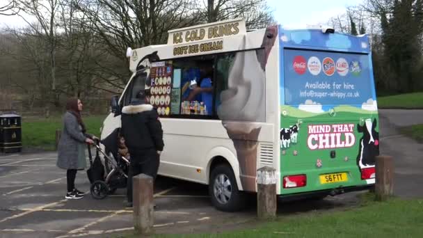 Farnworth England Verenigd Koninkrijk 2022 Ice Cream Van Vendor Maakt — Stockvideo