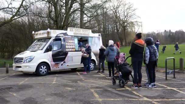イギリス イングランド ファーンワース 2022 春に公園でアイスクリームバンやトラックで待機している子供 家族や行列のある人 — ストック動画